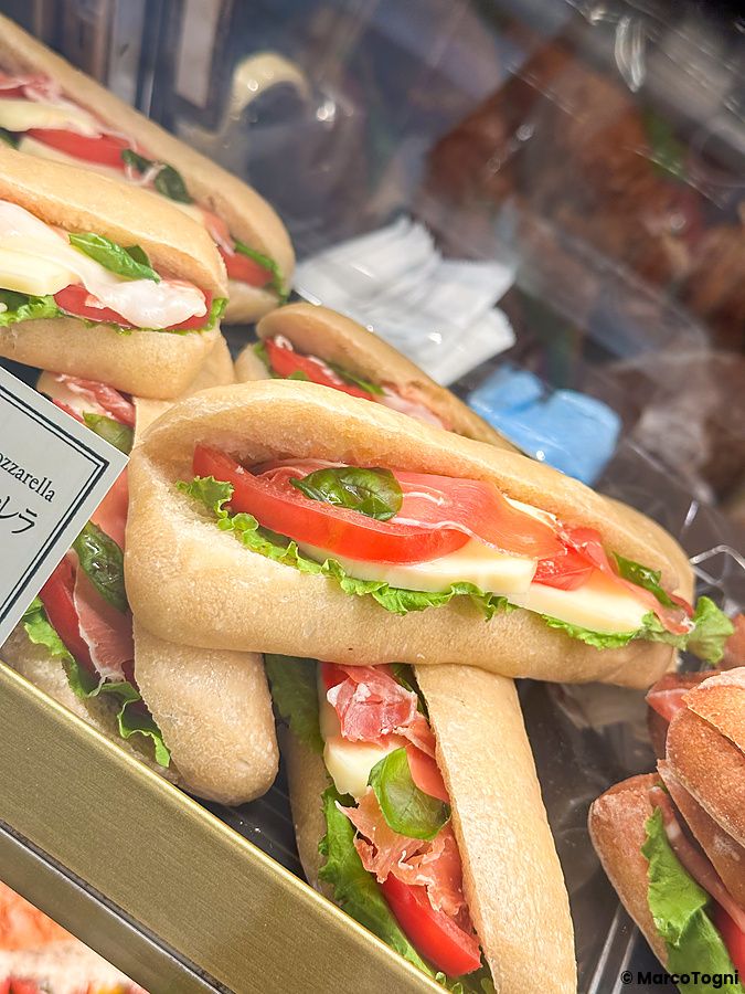 Panini farciti con prosciutto e mozzarella in esposizione presso la panetteria PAUL in Giappone.