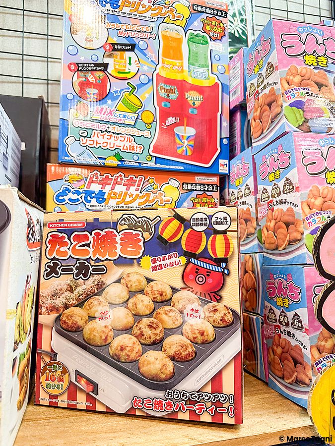 Confezione di una piastra per takoyaki in vendita su uno scaffale all'interno del negozio Village Vanguard.