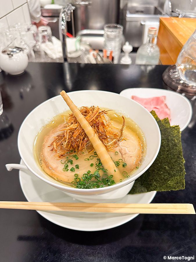 Una ciotola di ramen con maiale e germogli di bambù servita sul bancone del ristorante Nakiryu a Tokyo.