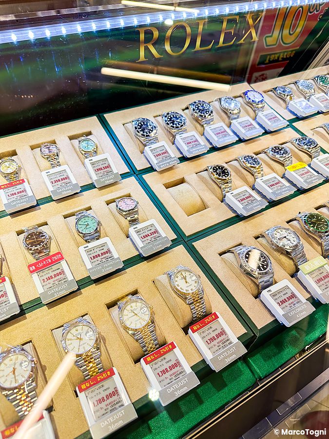 Vetrina con orologi Rolex in Giappone.