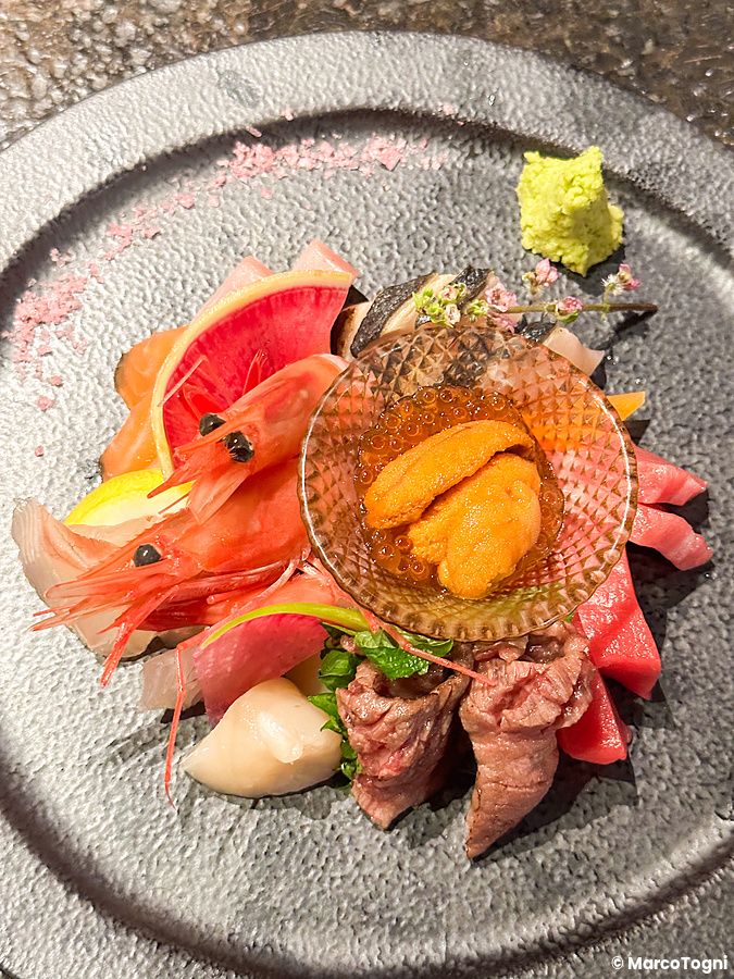 Un piatto di sashimi assortito con gamberi, carne, uni e uova di salmone servito al Kinka Sushi Bar Izakaya a Shibuya.