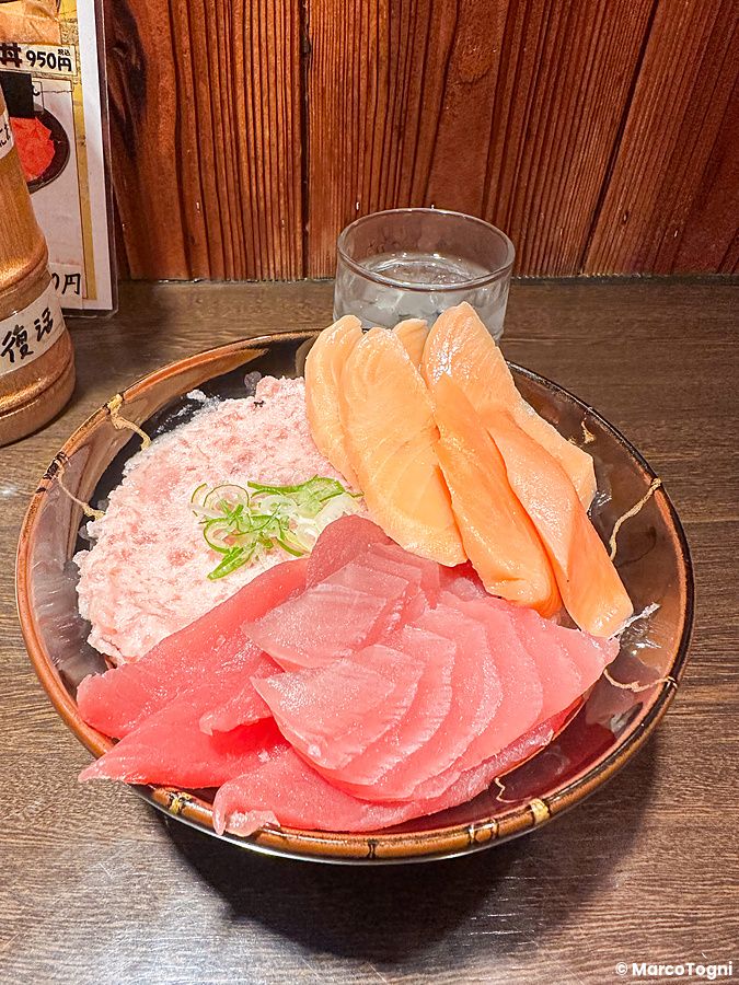 Una ciotola di donburi con tonno e salmone servita a bordo di un Yakatabune a Tokyo.
