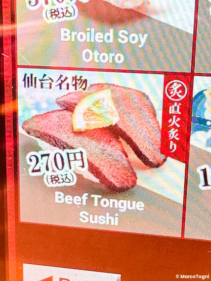 Schermata digitale di un menu nel ristorante Sushiro che mostra un sushi di lingua di manzo con prezzo di 270 yen.