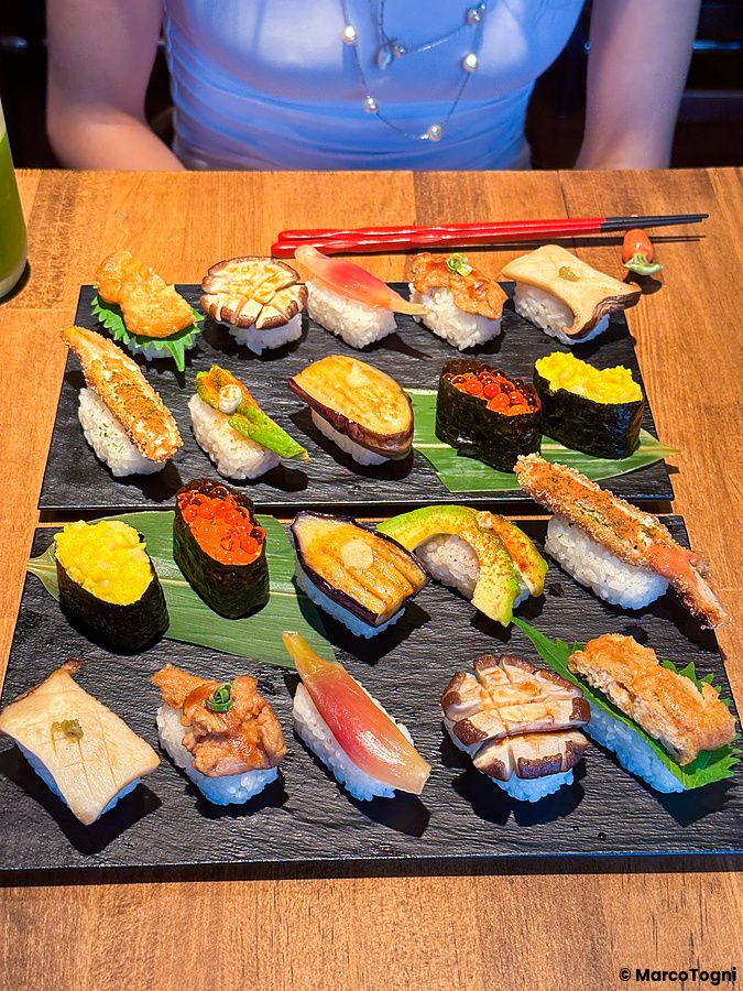 Sushi vegano assortito su tavola di ardesia al Vegan Sushi Tokyo.