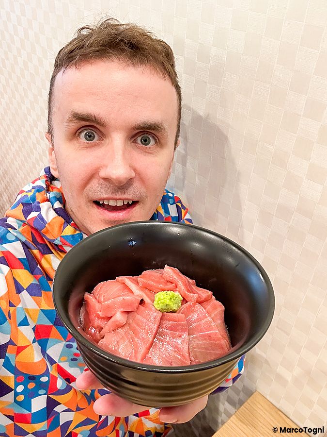 Marco Togni con una ciotola di tonno e wasabi al Maguro Koya.