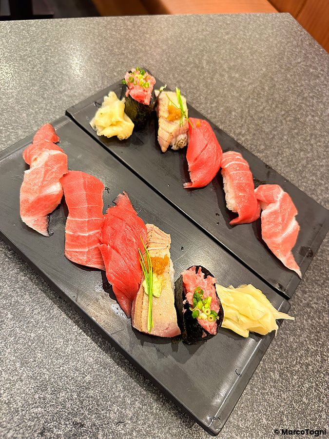 Sushi di tonno misto su piatti neri a Sushi Zanmai.