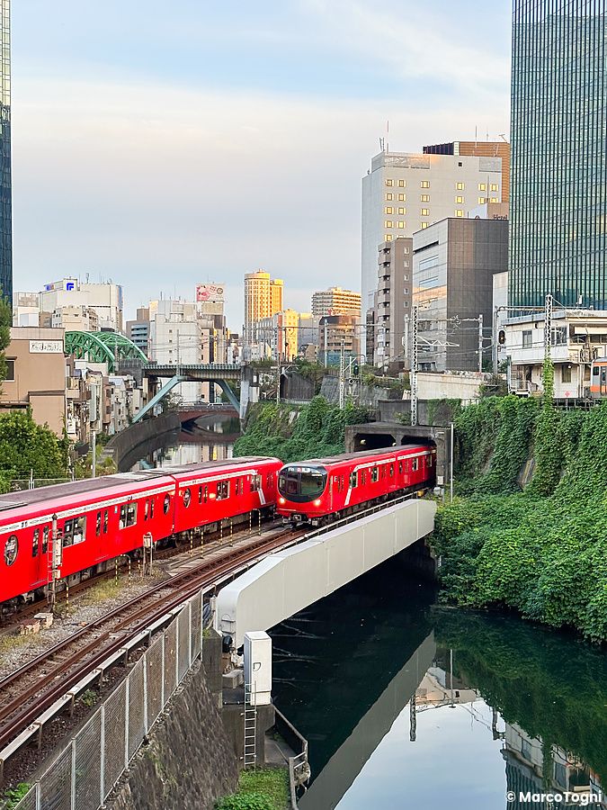treni rossi su un ponte a Ochanomizu, Tokyo