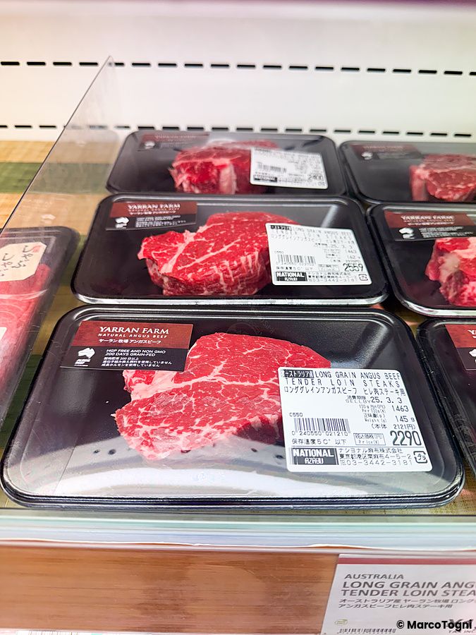 Confezioni di carne wagyu e manzo esposte in un banco frigo presso un supermercato in Giappone.