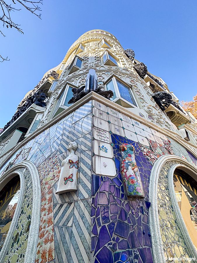 Veduta dal basso della facciata decorata con mosaici colorati e un busto di donna sull'edificio Waseda El Dorado a Tokyo.
