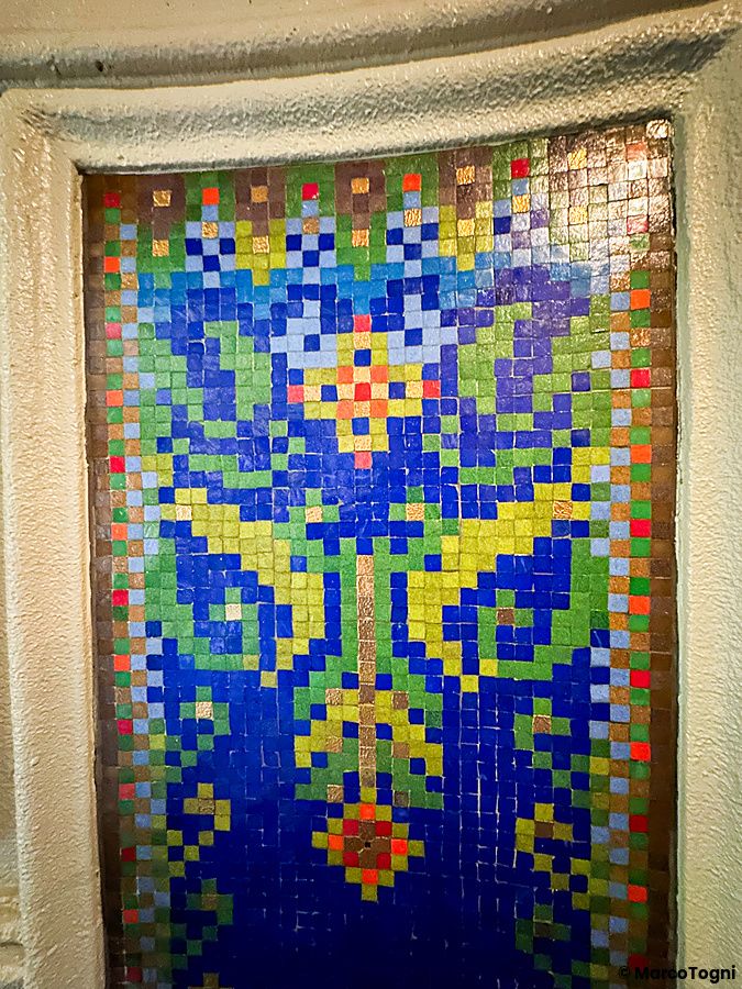 Dettaglio di un mosaico multicolore composto da piccole tessere quadrate situato all'ingresso a Waseda El Dorado a Tokyo.