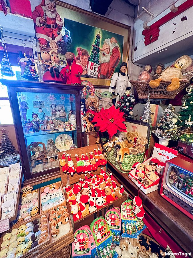 Interno del negozio Christmas Toys a Yokohama, ricco di decorazioni natalizie, peluche e oggetti da collezione.