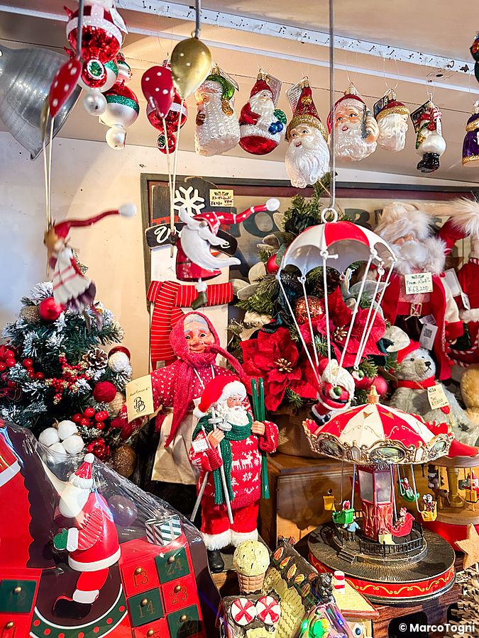 Interno del negozio Christmas Toys a Yokohama, ricco di decorazioni natalizie, statuine di Babbo Natale e alberelli.