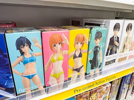 Scaffali del negozio amiami Akihabara Figure Tower che espongono numerose confezioni di action figure serie Figma.
