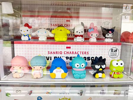 Una vetrina nel negozio amiami Akihabara Figure Tower espone dodici miniature dei personaggi Sanrio su due ripiani.