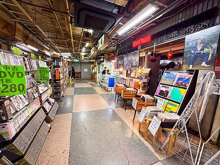 Asakusa Underground Street con negozi di DVD e sedie retrò a Tokyo