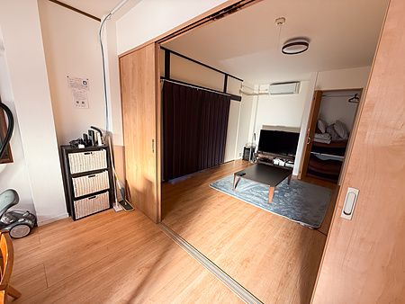 Interno di un soggiorno in giappone con tv e mobili moderni.