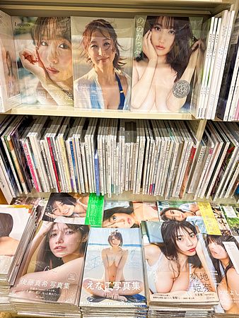 scaffali di riviste e photobook in una libreria giapponese