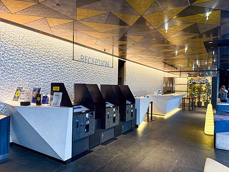 Reception con postazioni di check-in automatico presso la lobby a JR East Hotel Mets Premier Akihabara.