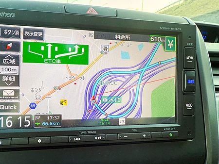 Mappa su navigatore GPS che mostra una complessa rete autostradale in Giappone.