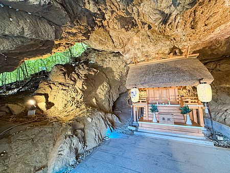 Interno della grotta marina che ospita il Santuario Aiga Iwato Shinryu nell'isola di Awaji, in Giappone.