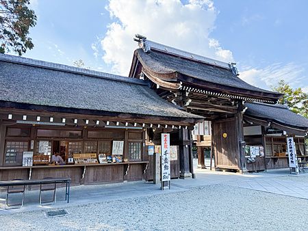 L'ingresso e gli edifici in legno con tetto in paglia del Santuario Izanagi sull'isola di Awaji in Giappone.