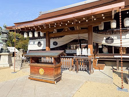 Vista esterna del Santuario Izanagi sull'isola di Awaji, con dettagli in legno, lanterne e tende bianche cerimoniali.