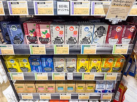 Scaffali di un supermercato Bio-Ral ordinatamente riforniti con varie confezioni di tè e infusi del marchio Clipper.