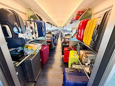 Valigie di vari colori sistemate nel treno Skyliner all'aeroporto di Narita.