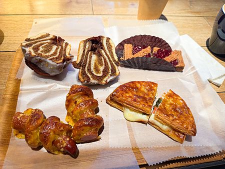 Una selezione di prodotti da forno dolci e salati servita su un vassoio di carta da The City Bakery.