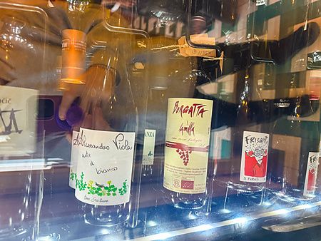 Bottiglie di vino italiano esposte in una vetrina presso il ristorante Tutu a Meguro, Tokyo.
