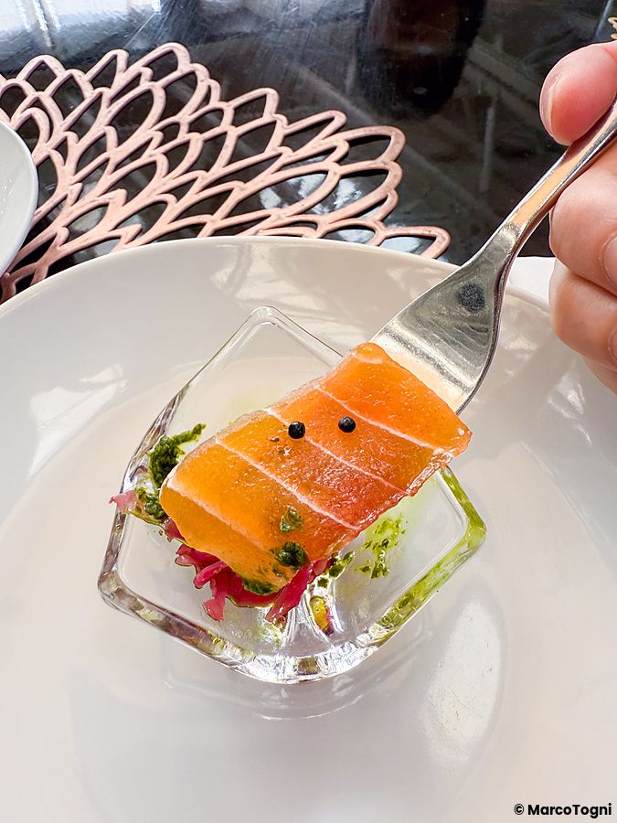 Vegan afternoon tea al Tokyo Marriott Hotel con konnyaku che sembra salmone.