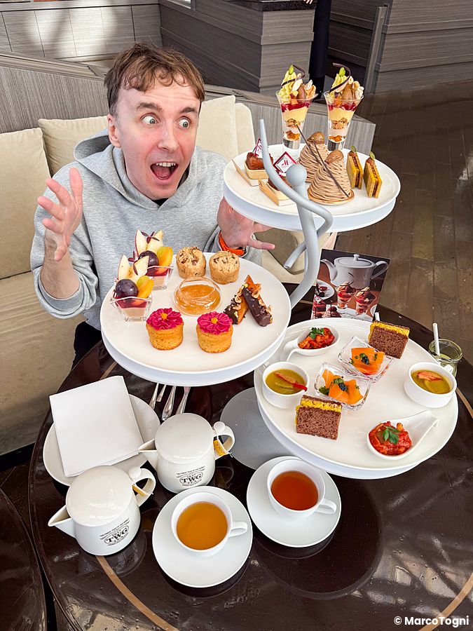 Marco Togni con afternoon tea vegano nella lounge del Tokyo Marriott Hotel.