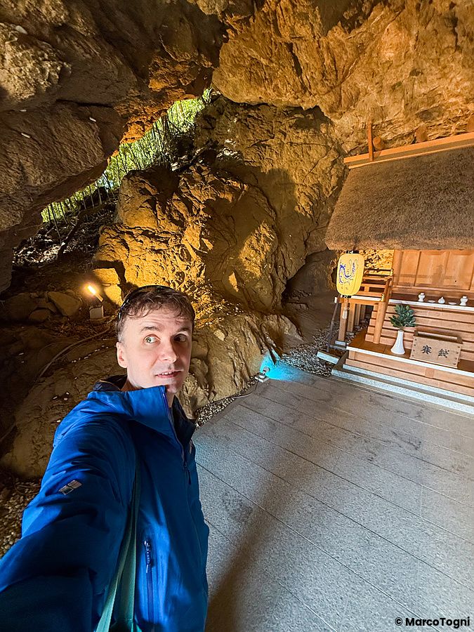 Marco Togni si scatta un selfie all'interno del Santuario Aiga Iwato Shinryu, scavato nella roccia di una grotta sull'Isol...