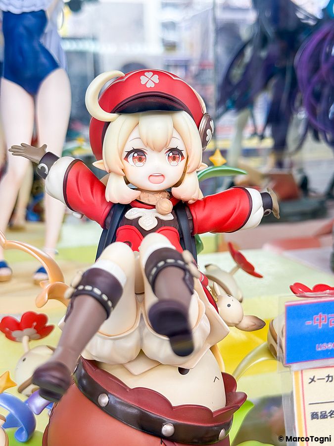 Una figure in stile anime con abiti rossi esposta su un ripiano all'interno di amiami Akihabara Figure Tower.