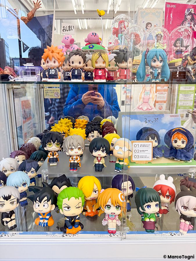 Vetrina colma di piccole figure collezionabili in stile chibi all'interno del negozio amiami Akihabara Figure Tower a Tokyo.
