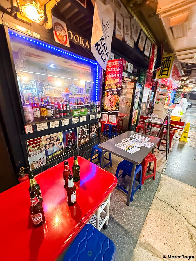 Veduta di tavoli con bottiglie all'interno di Asakusa Underground Street, una strada sotterranea a Tokyo.