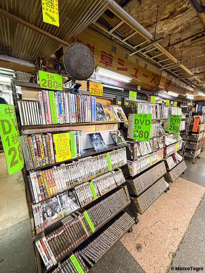 Scaffali pieni di DVD in un negozio all'interno della Asakusa Underground Street a Tokyo.
