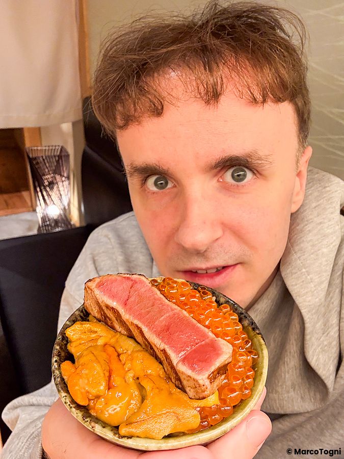 Marco Togni mostra una ciotola di donburi con riccio di mare, ikura e chutoro scottato presso Yakiuo Ishikawa a Roppongi.