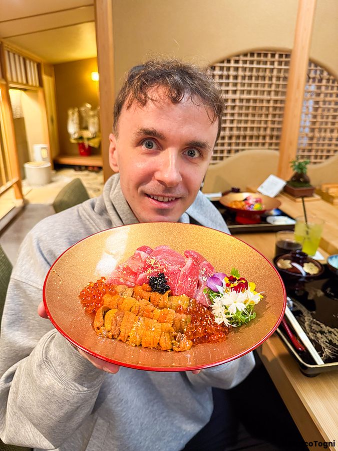 Marco Togni mostra un piatto di donburi con ikura, riccio di mare, chutoro e otoro a Waunn, Asakusa.