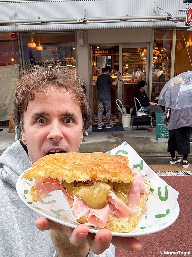 Marco Togni mostra una focaccia con mortadella, crema al pistacchio e ricotta a Tutu, ristorante italiano a Meguro, Tokyo.