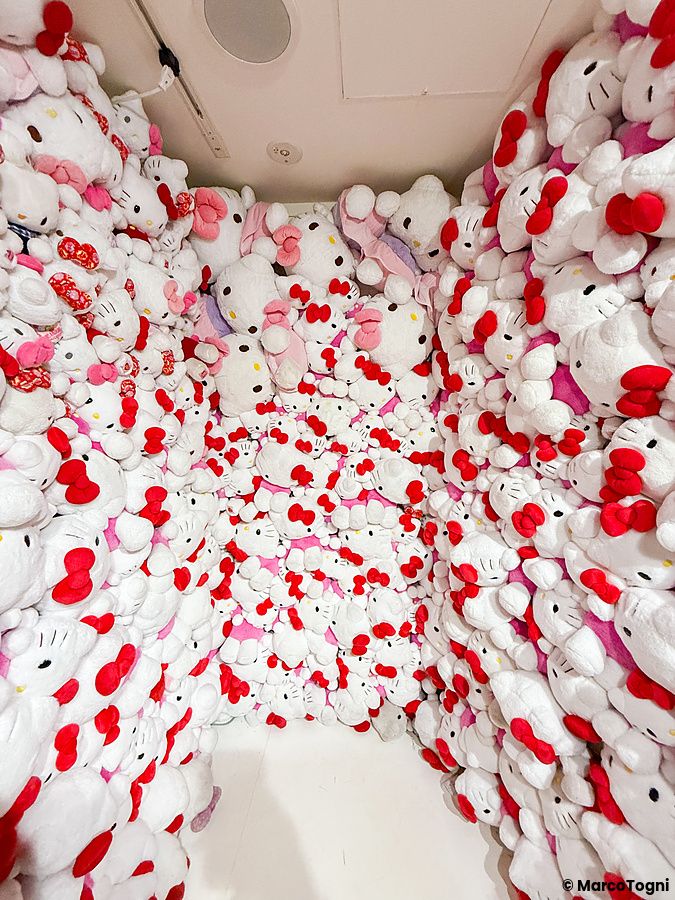 Una parete ricoperta di numerosi peluche di Hello Kitty esposta all'interno del parco Hello Kitty Smile ad Awaji.