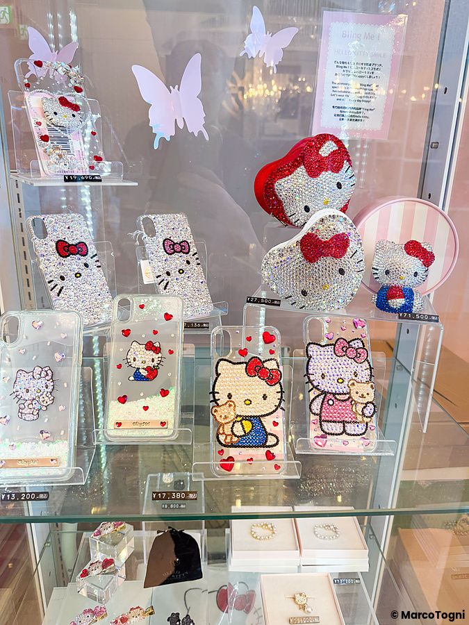 Ripiani in vetro con accessori Hello Kitty decorati con strass in vendita presso Hello Kitty Smile.