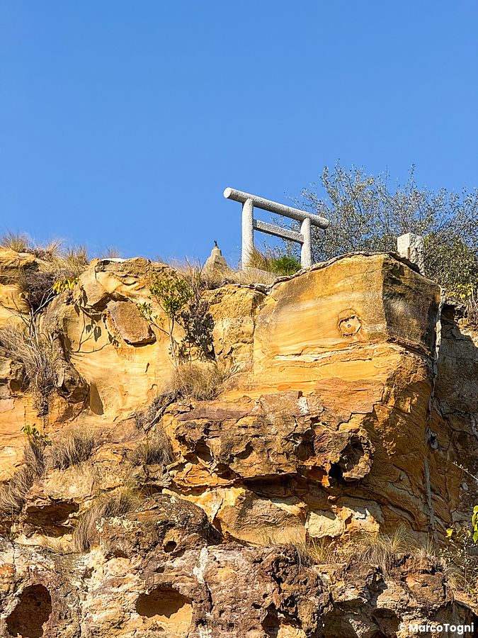 Un torii in pietra svetta sulla cima dell'Isola di Eshima (Awaji), una formazione rocciosa di arenaria dorata.