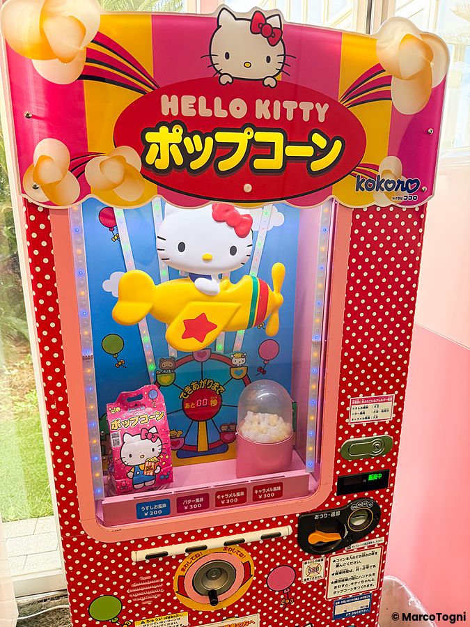 Un distributore automatico di pop-corn Hello Kitty con colori vivaci all'interno di Hello Kitty Smile ad Awaji.