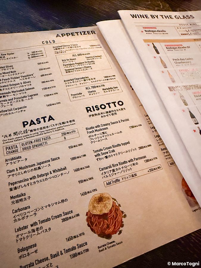 Menu cartaceo con piatti di pasta e antipasti presso il ristorante Cafe Legato a Shibuya.