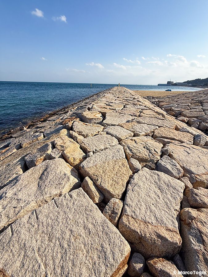 Vista panoramica di un molo in arenaria che si estende verso il mare vicino all'isola di Eshima (Awaji).