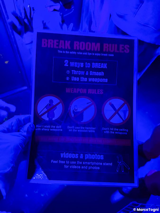 Cartello con le regole di sicurezza tenuto in mano nella rage room a Reeast Room a Ikebukuro.