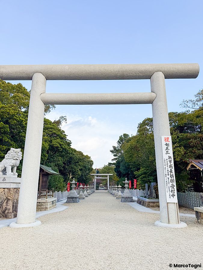 Un grande torii in pietra segna l'ingresso al Santuario Izanagi sull'isola di Awaji in Giappone.