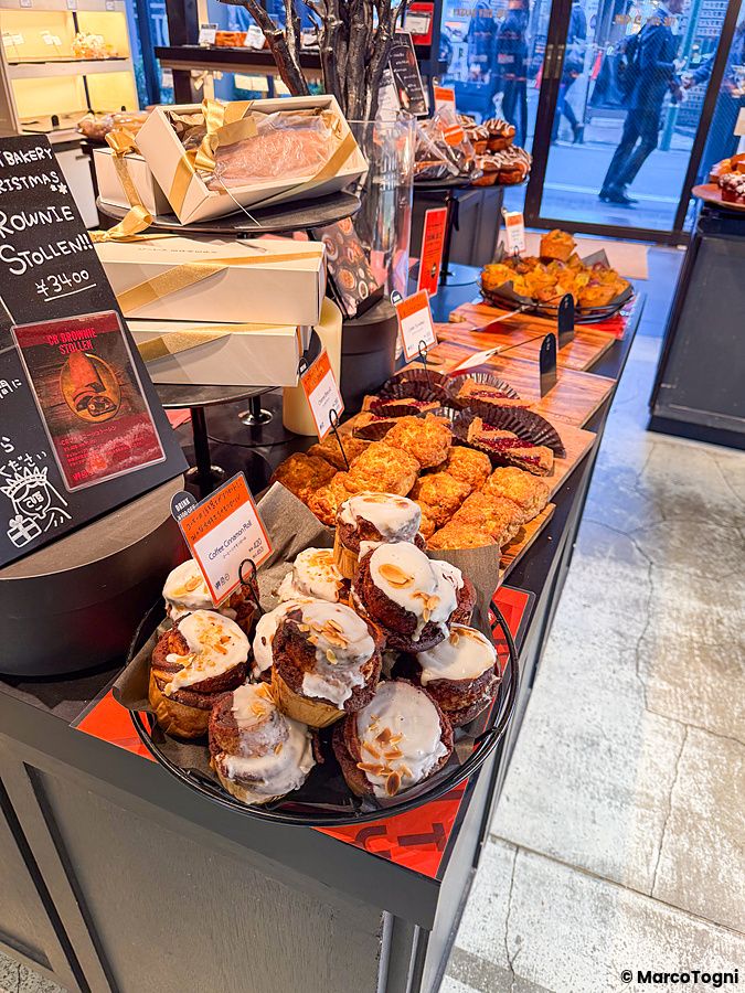Una selezione di dolci con glassa e mandorle in un negozio The City Bakery in Giappone.