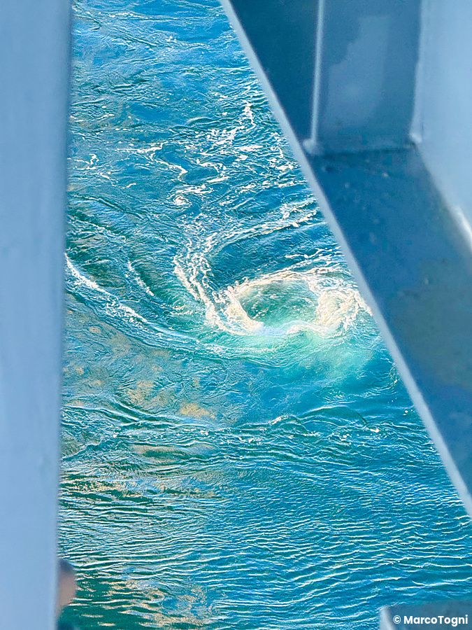 Il vortice di Naruto a Vortice di Naruto visto dall'alto attraverso le travi in acciaio di un ponte.